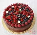 tort-czekoladowy-z-owocami