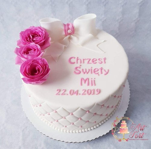 tort-na-chrzest-pikowany-z-kokarda-i-rozami-wroclaw